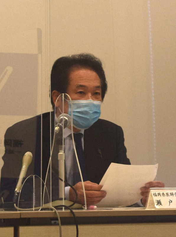 病院や高齢者施設の感染症対策調査について報告する瀬戸・福岡県医師会専務理事=福岡市博多区で2021年1月20日午後1時45分、青木絵美撮影
