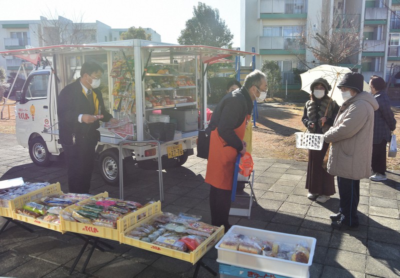 軽トラックで運んできた商品を陳列する移動販売車=三重県名張市桔梗が丘7のUR第二公団集会所で2021年1月21日午前10時23分、衛藤達生撮影