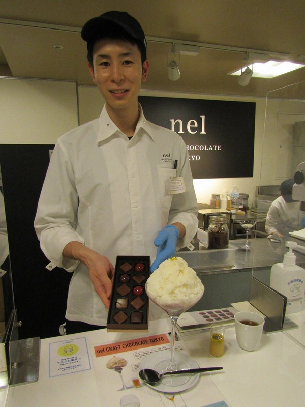 新作が入ったボンボンショコラの箱を手にする村田友希さん。特製かき氷のレシピも考案した=東京都新宿区で2021年1月20日、明珍美紀撮影