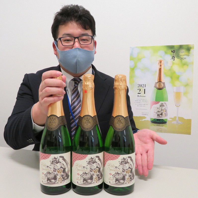 武田信玄がラベルにデザインされた「甲府スパークリング甲州2020」=甲府市で2021年1月14日午前10時46分、梅田啓祐撮影