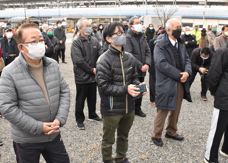 マスクを着用し、互いの距離を保ちながら知事選候補者の演説に耳を傾ける有権者=羽島市内で2021年1月16日午前11時34分、黒詰拓也撮影
