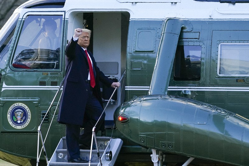 専用ヘリでホワイトハウスを去るトランプ前大統領=ワシントンで1月20日、AP