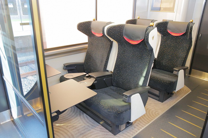 京阪電車 プレミアムシート限定 栞 京阪プレミアムカーで車内販売 | 車内販売でございます。