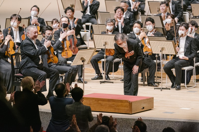 「ベートーヴェンは凄い…」より、篠崎史紀をコンマスとするオーケストラと聴き手から温かな拍手を受ける小林。コロナ禍に見舞われた2020年末、聴き手と弾き手の胸にさまざまな想いがこみ上げた (C) Michiko Yamamoto
