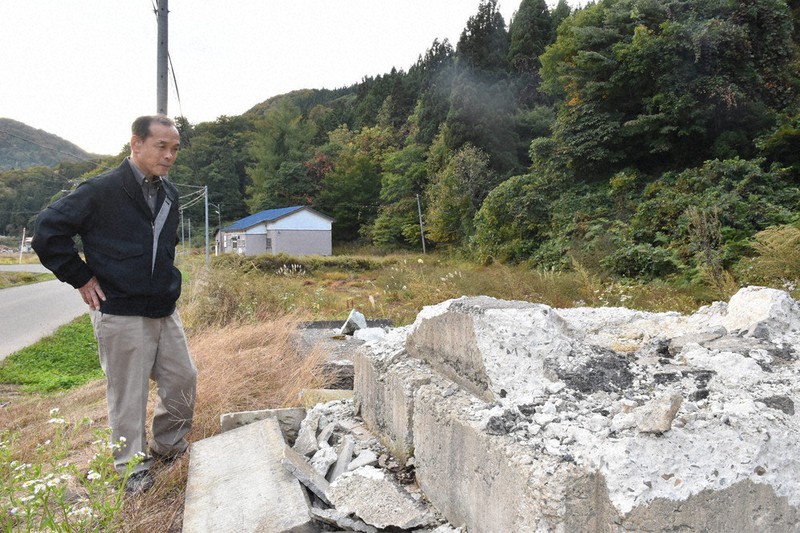 番楽発展の功労者の石碑が撤去された跡地を見つめる村上肇さん=秋田県由利本荘市で2020年10月18日、高野裕士撮影