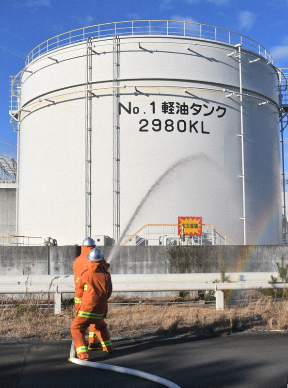 防災訓練で初期消火に当たる自衛消防隊員=福島県南相馬市の東北電力原町火力発電所で2021年1月20日、高橋秀郎撮影