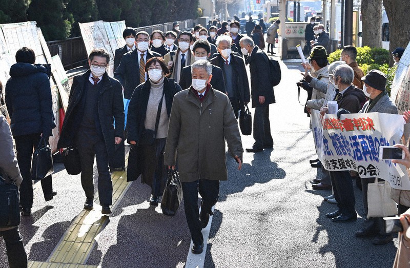控訴審判決を前に、東京高裁へ向かう原告ら=東京都千代田区で2021年1月21日午後1時31分、大西岳彦撮影