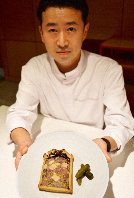 自慢のパテクルートを差し出す河村さん=名古屋市東区の壺中天で2020年1月、山田泰生撮影
