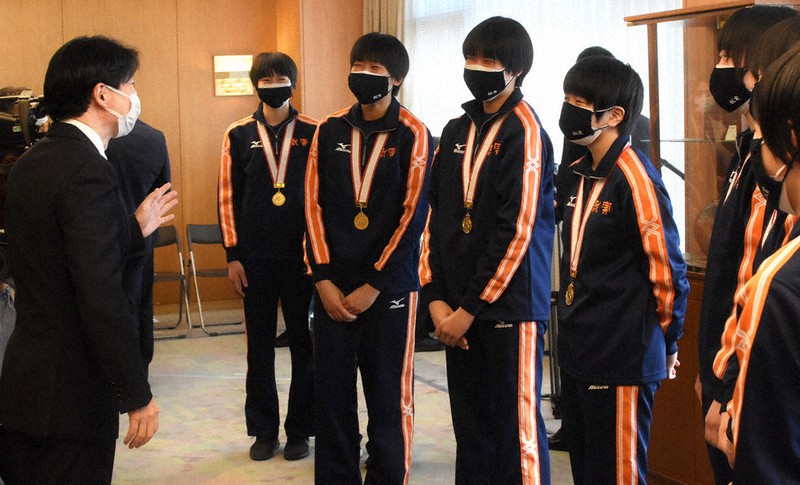 伊原木隆太知事(左)と談笑する就実の選手たち=岡山市北区の岡山県庁で、岩本一希撮影