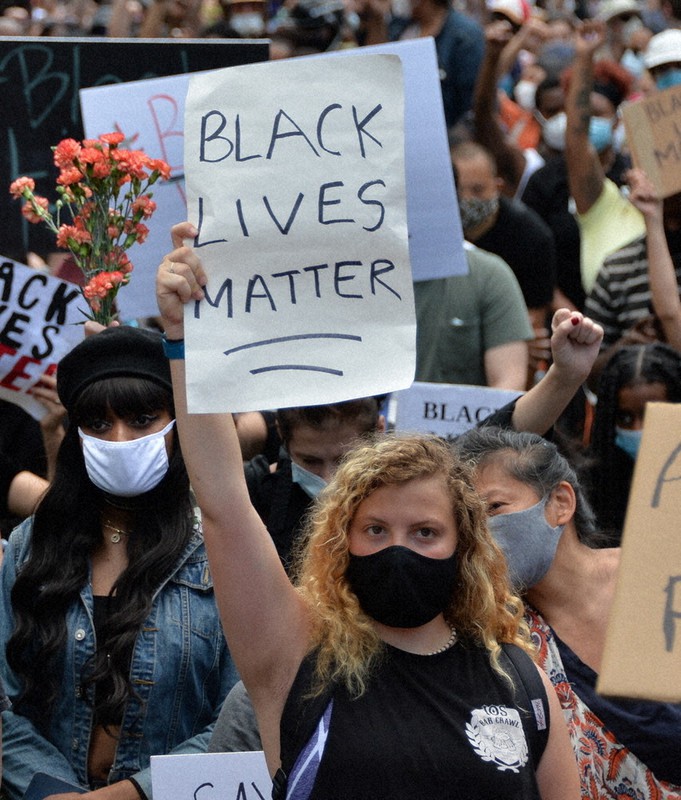 トランプ前政権下で社会の分断が露呈した。白人警官に暴行され死亡した黒人男性の追悼集会に集まった市民ら=米ニューヨークで2020年6月4日、隅俊之撮影