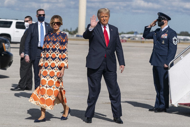 ホワイトハウスを去り、米南部フロリダ州の空港に到着したトランプ夫妻=2021年1月20日、AP