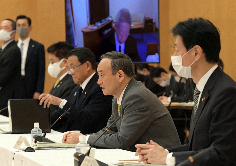 経済財政諮問会議で発言する菅義偉首相(右から2人目)=首相官邸で2021年1月21日午後6時46分、竹内幹撮影