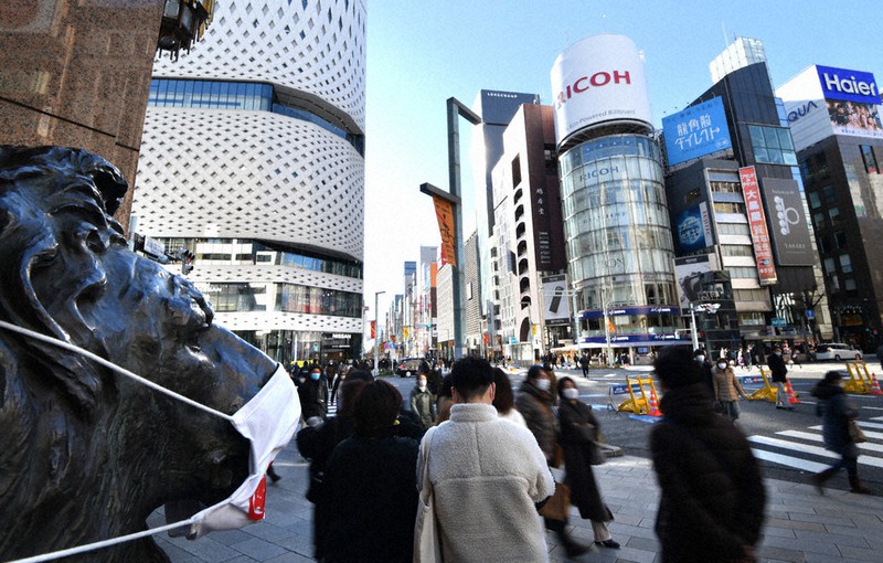 緊急事態宣言再発令後、初めて迎えた週末に銀座を歩く人たち=東京都中央区で1月9日午後、宮間俊樹撮影