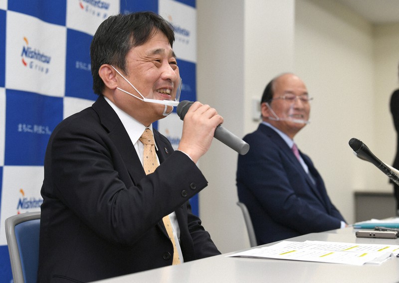 記者会見で笑顔で質問に答える西鉄の新社長に就任する林田浩一氏(手前)と倉富純男社長=福岡市博多区で2021年1月21日午後3時40分、矢頭智剛撮影