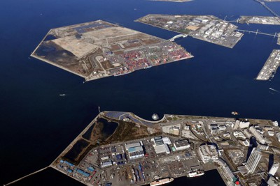 大阪・関西万博予定地でIR用地の夢洲（左上）。手前は咲洲。右上は舞洲＝2020年12月2日、本社ヘリから加古信志撮影