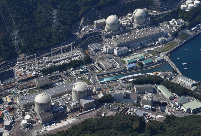 関西電力高浜原発の(手前左から)1号機、2号機、(奥左から)3号機、4号機=2020年10月20日、本社ヘリから木葉健二撮影