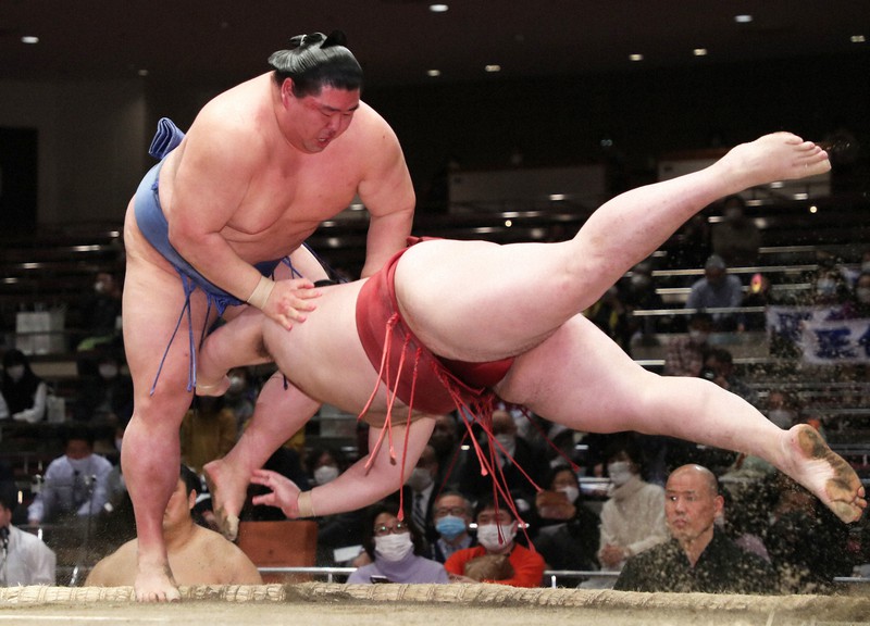 正代(左)がはたき込みで隆の勝を降す=東京・両国国技館で2021年1月22日、玉城達郎撮影