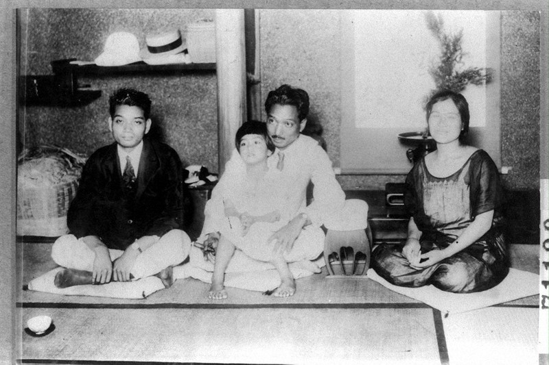 大杉栄、伊藤野枝殺害事件。向って右より伊藤野枝、大杉栄、魔子、進。