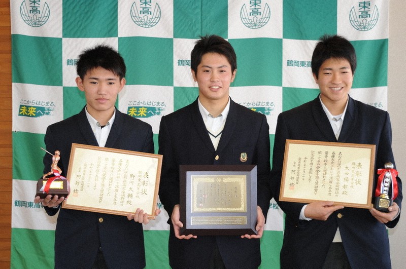 表彰を受けた(左から)野川外野手、鈴木外野手、太田投手=山形県の鶴岡東高で2020年1月21日、長南里香撮影