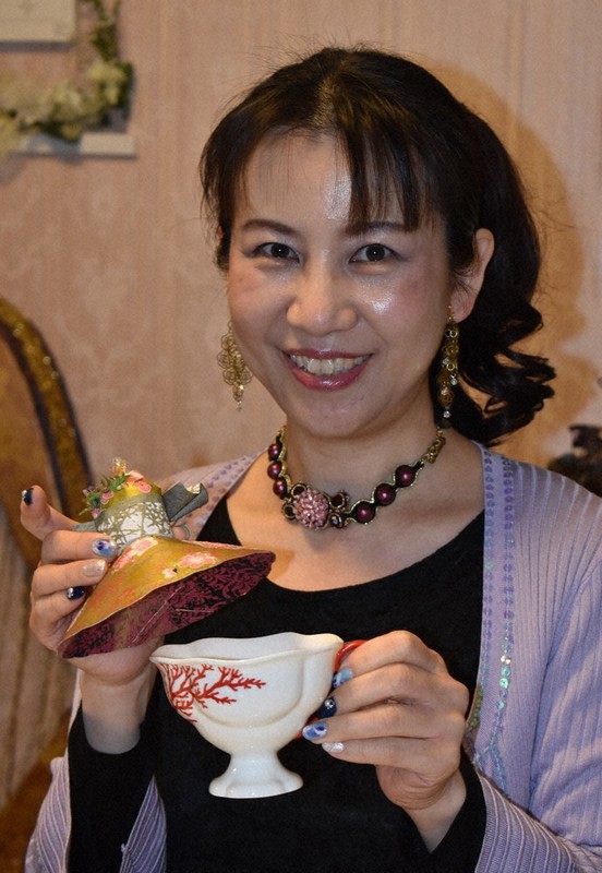 飛沫を防ぐ和紙人形型カップカバーを考案した星野久美さん=横浜市青葉区で2021年1月12日、小出禎樹撮影
