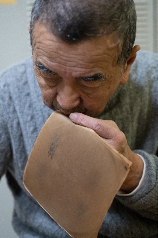 湿った箔打紙に唾液をつけ剝がしていく。1800枚を一枚一枚確認していく2代目の中村孝一郎さん