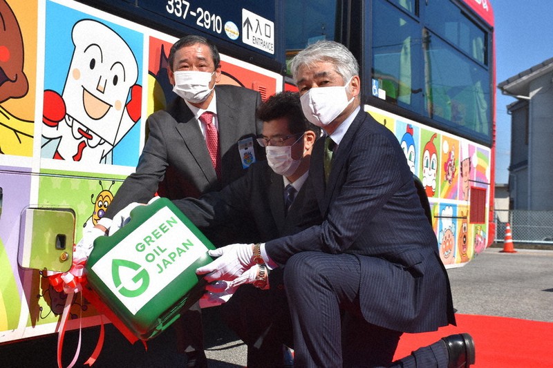 ユーグレナバイオディーゼル燃料を給油する吉良社長(左)ら=香美市土佐山田町東本町1で2021年1月18日午後0時54分、松原由佳撮影