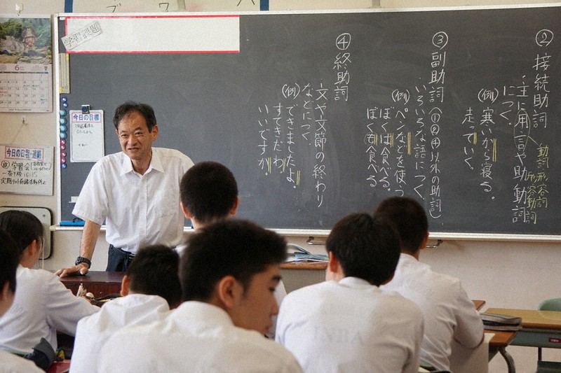 国語の授業をする宮下さん=印旛中学で2019年6月(同中学提供)