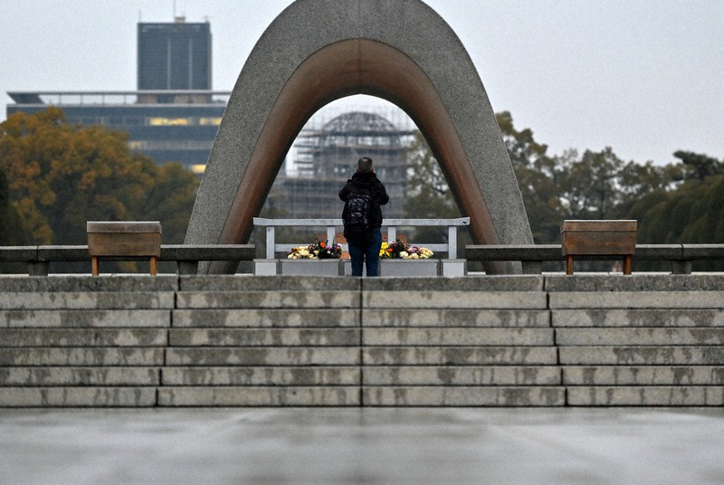 核兵器禁止条約が発効した日の平和記念公園。雨天のため訪れる人はまばらだった=広島市中区で2021年1月22日、山田尚弘撮影