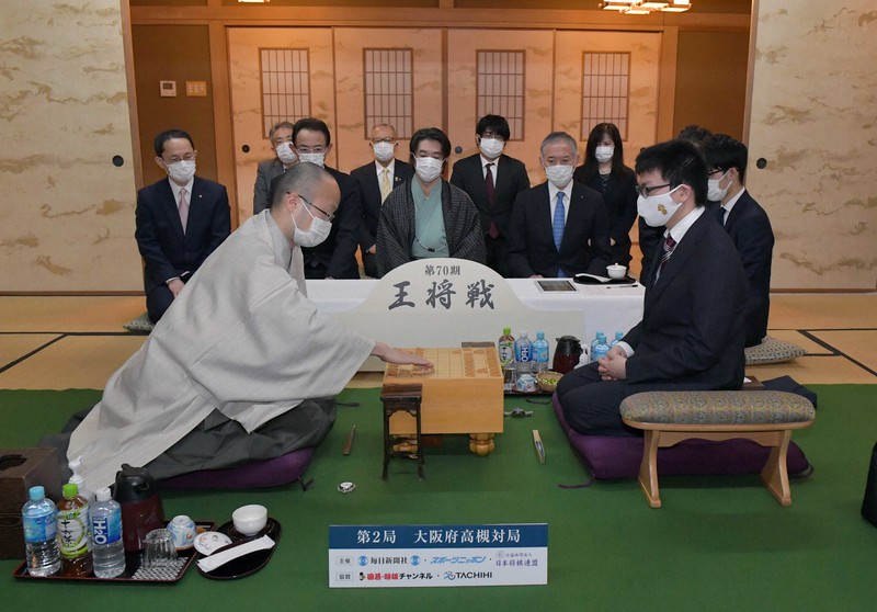第70期王将戦七番勝負第2局で第2手を指す渡辺明王将(左)と、挑戦者の永瀬拓矢王座=大阪府高槻市の山水館で2021年1月23日午前9時1分、平川義之撮影