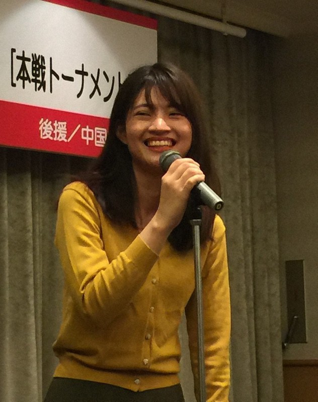 若鯉戦で優勝を果たし、表彰式でのあいさつで笑顔を見せる藤沢里菜女流立葵杯=広島市で2020年11月22日午後4時31分、丸山進撮影