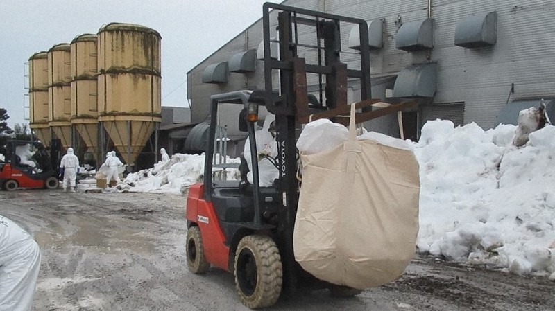 養鶏場内で殺処分の作業を進める富山県の職員ら=2021年1月23日、富山県提供映像より