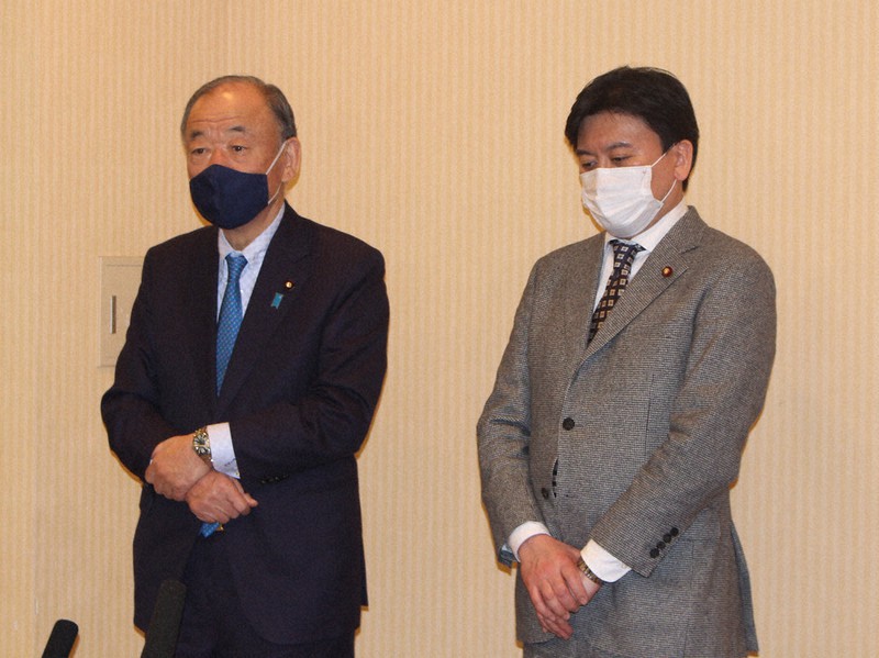 自民党の会合後、取材に応じる山口泰明選対委員長(左)と武部新・道連会長代行=札幌市中央区で2021年1月23日、源馬のぞみ撮影