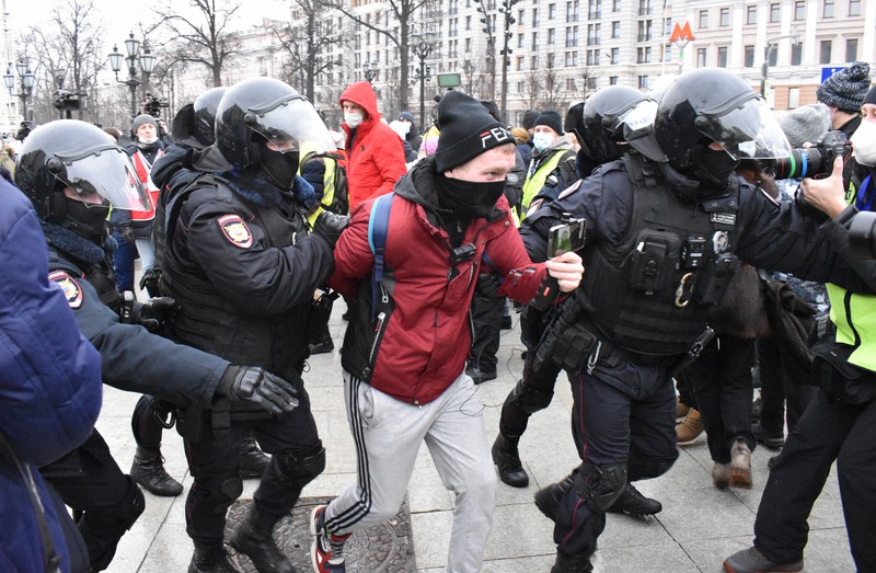 ロシアの反体制派指導者ナワリヌイ氏の釈放を求める抗議活動の参加者を拘束する治安部隊=モスクワ中心部のプーシキン広場で2021年1月23日、前谷宏撮影