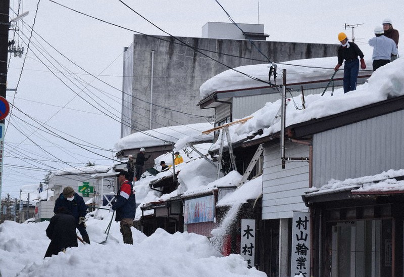 9年ぶり住民総出の雪下ろし 3000世帯参加、22キロ通行止め 新潟・上越