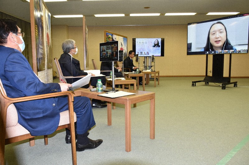 台湾のデジタル担当閣僚、唐鳳氏(右)とオンラインで対談する参加者