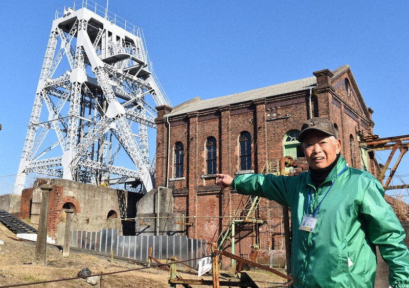 鉄製櫓とレンガ造りの建物が残る万田坑を案内する元炭鉱マンの吉田さん