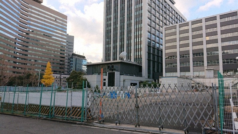 新庁舎の建設予定地。資材置き場として使われている。奥中央が内閣府・内閣官房