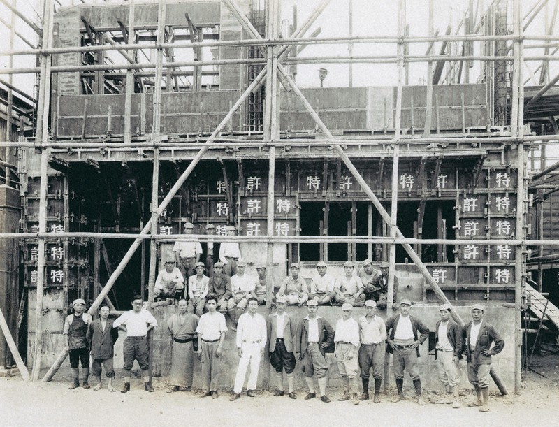 建設中の旧新井鉄工所の本社ビル=東京都墨田区で1936年(アライプロバンス提供))