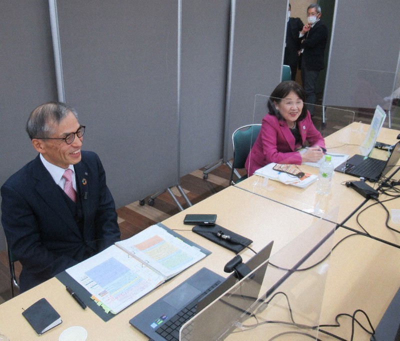オンラインで配信中の画面を見る大阪大の西尾学長(左)と工藤副学長=大阪府吹田市の大阪大で2020年12月14日、石村綾子撮影