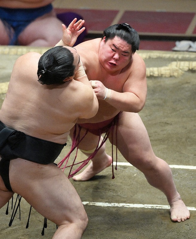 隠岐の海(手前)を突き出しで降して初優勝を決めた大栄翔=手塚耕一郎撮影