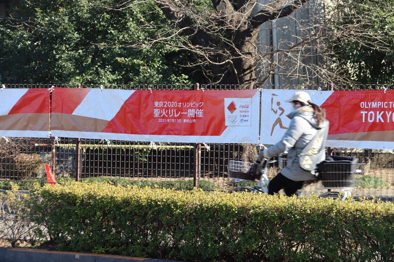 東京都東村山市内に掲げられた聖火リレー開催を知らせる横断幕。志村けんさんも市内を走る予定だった=20日午後