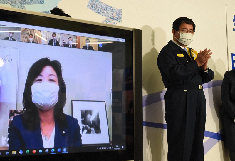 5選が決まり、東京の野田聖子元総務相(自民党幹事長代行)からオンラインで祝福を受ける古田肇氏=岐阜市藪田南の事務所で24日午後10時51分、大竹禎之撮影