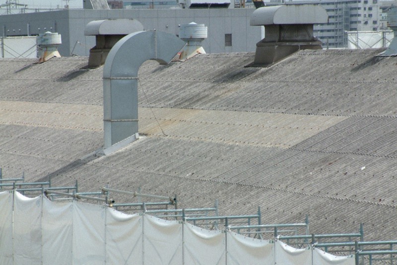 石綿が含まれた建材で造られた建物の屋根=東京労働安全衛生センター提供