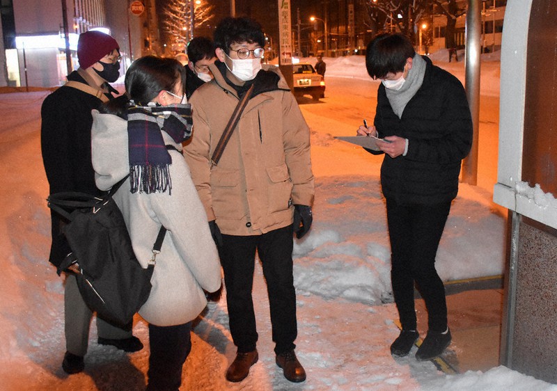 路上生活者の実態調査をするメンバー=札幌市東区で24日午前3時30分、真貝恒平撮影