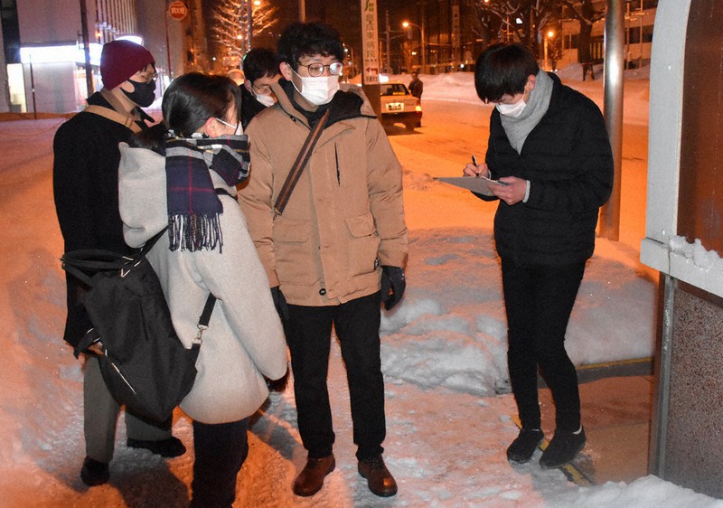 路上生活者の実態調査をするメンバー＝札幌市東区で２４日午前３時３０分、真貝恒平撮影