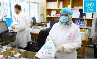 ガザ地区にあるUNRWA運営の診療所で、患者の自宅に送る薬を袋に詰める職員=UNRWA提供
