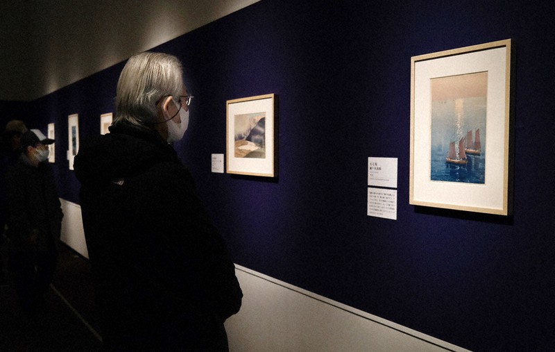 開幕した「没後70年 吉田博展」で作品を鑑賞する来場者=東京都台東区の東京都美術館で2021年1月26日、西夏生撮影