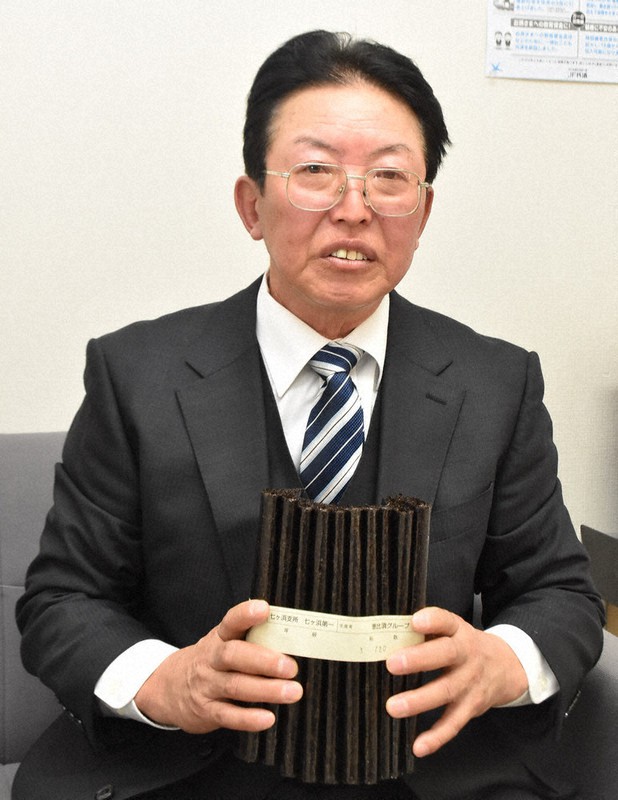 手がけたノリを手に持つ相沢栄喜さん=宮城県七ケ浜町で2021年1月21日、滝沢一誠撮影
