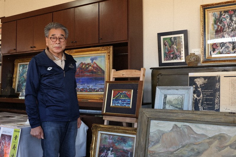 幸さんの作品の前に立つ二ノ宮さん