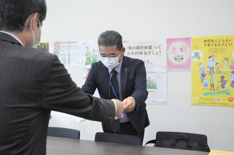 要望書を手渡す宮崎県腎臓病協議会の横山会長(右)